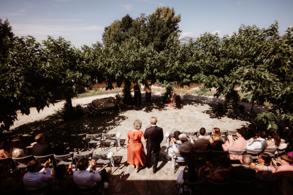 Cérémonie laïque en extérieur avec les mariés et leurs invités en Auvergne-Rhône-Alpes